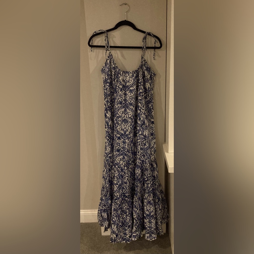 This dress is in great condition with the tag still on it!